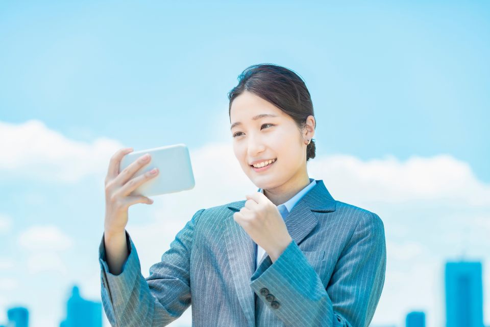 動画を見る女性